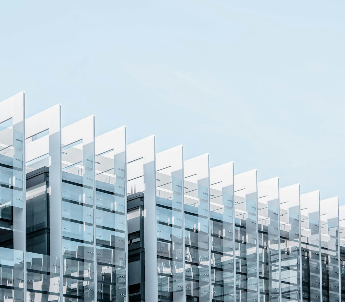 Modern glass bank building representing US banking